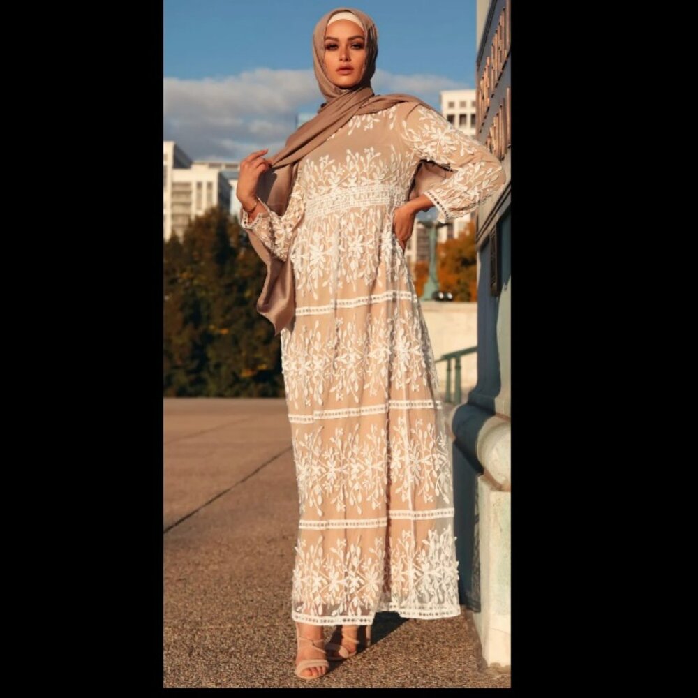 Veiled Collection Cream and White Embroidered Maxi Dress Sz XS